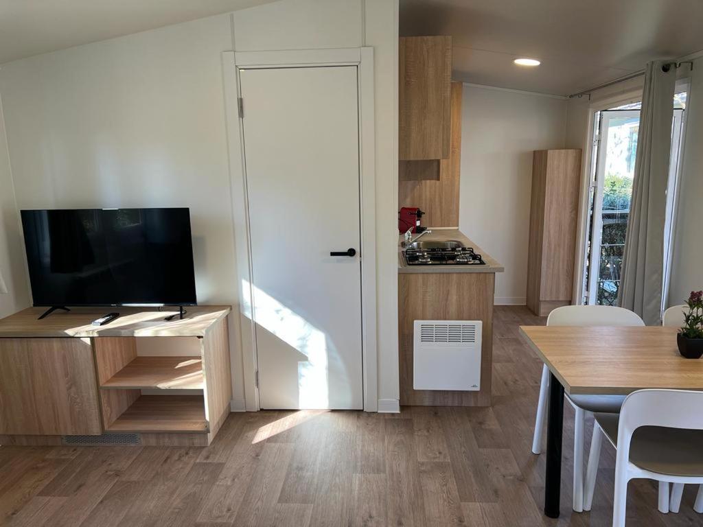 Bungalows & Albergue La Playa 로그로노 외부 사진