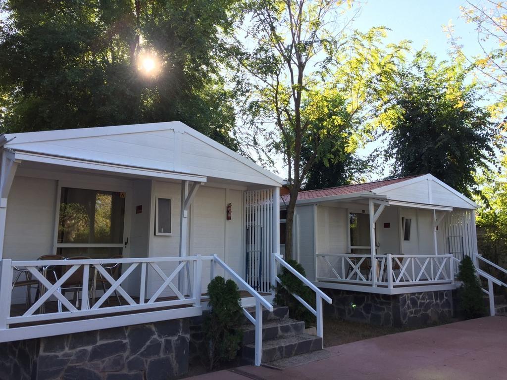 Bungalows & Albergue La Playa 로그로노 외부 사진