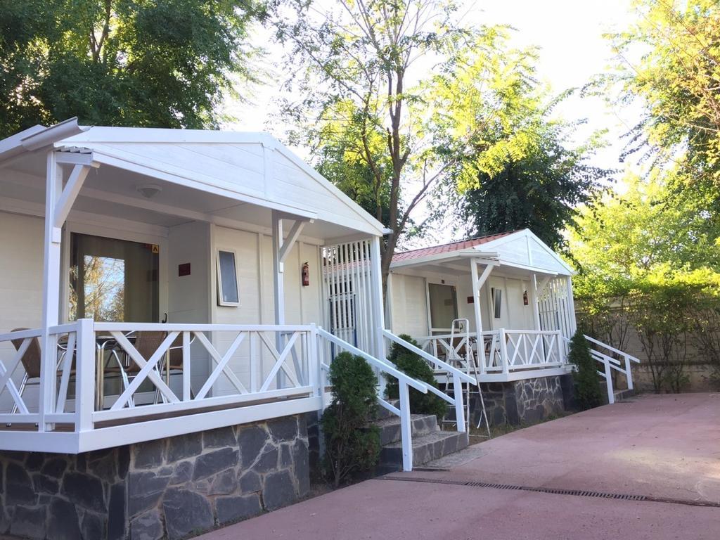 Bungalows & Albergue La Playa 로그로노 외부 사진