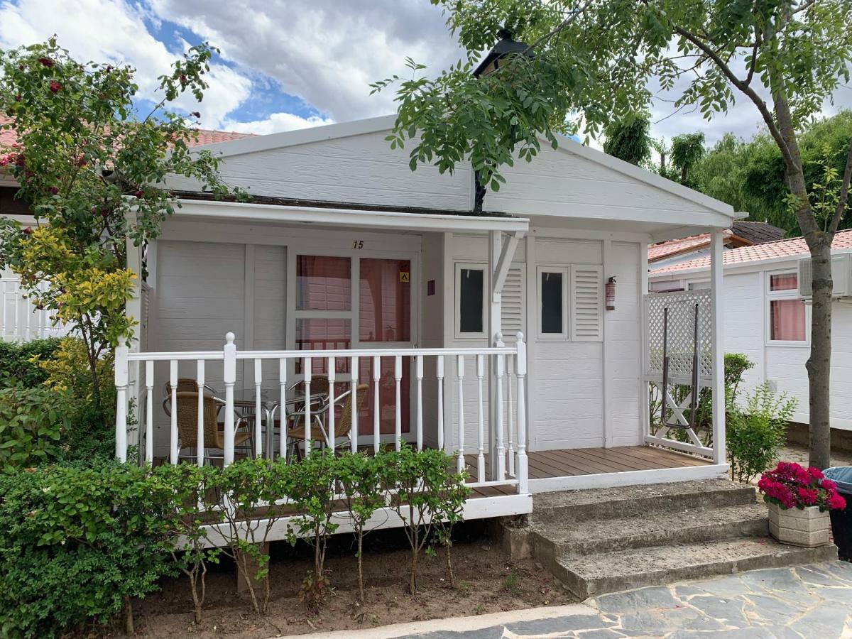 Bungalows & Albergue La Playa 로그로노 외부 사진